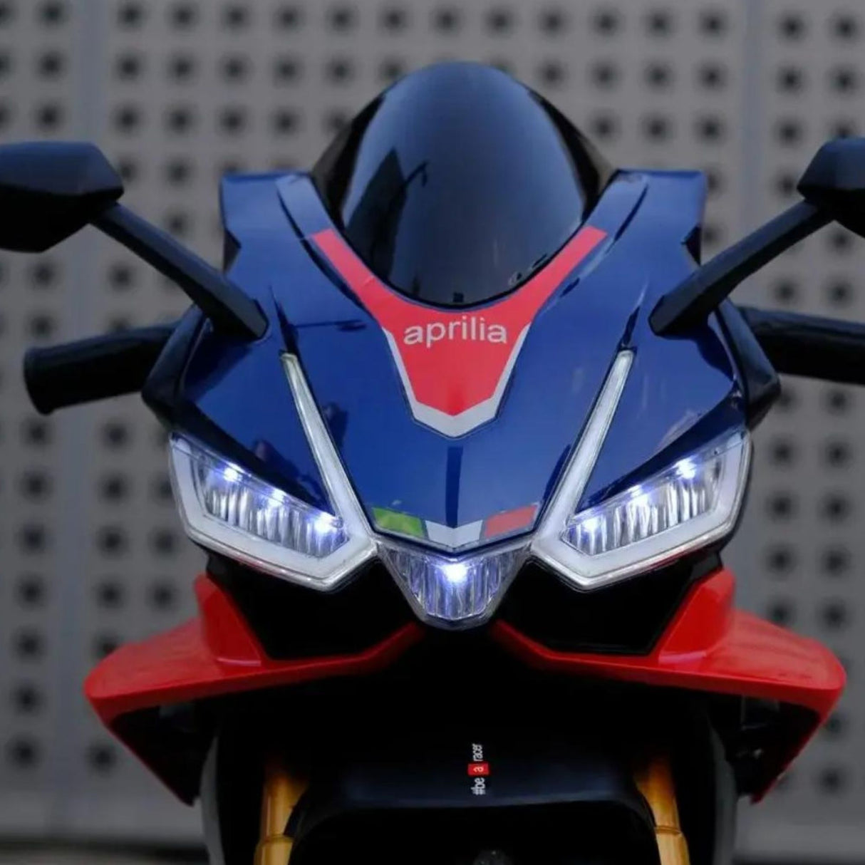Moto pour enfants Aprilia RSV4 12 V améliorée : roulez avec style