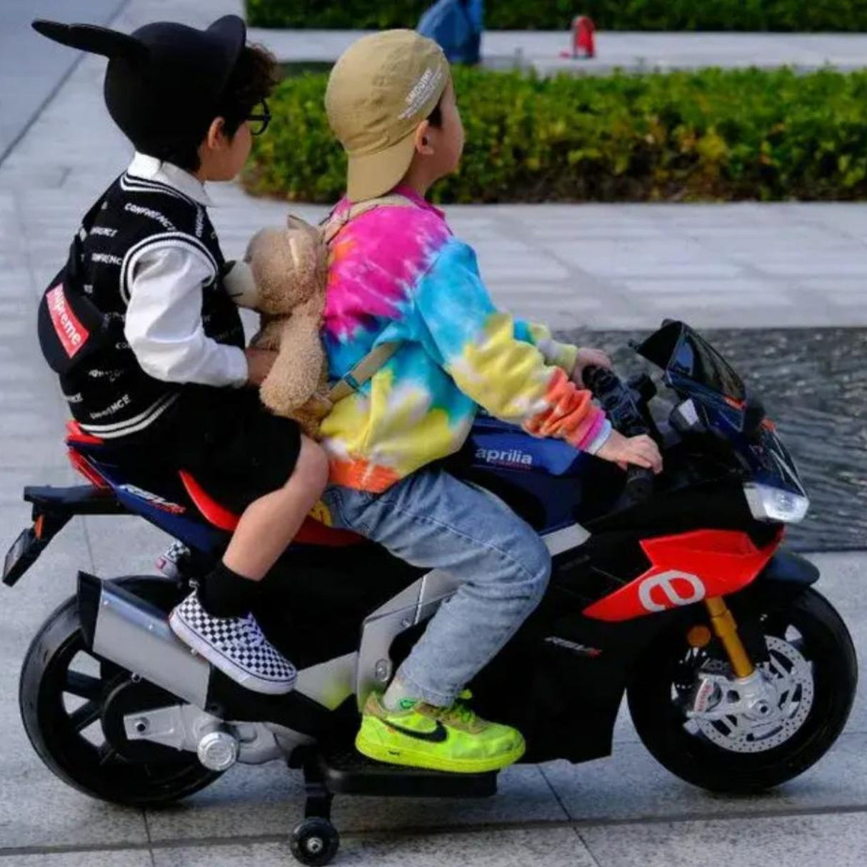 Moto pour enfants Aprilia RSV4 12 V améliorée : roulez avec style